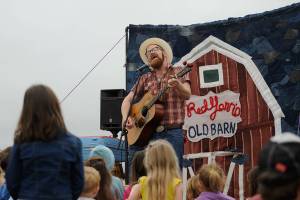 Library hosts puppet barn dance