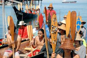 Canoes welcomed at Hollywood Beach during Paddle to Puyallup