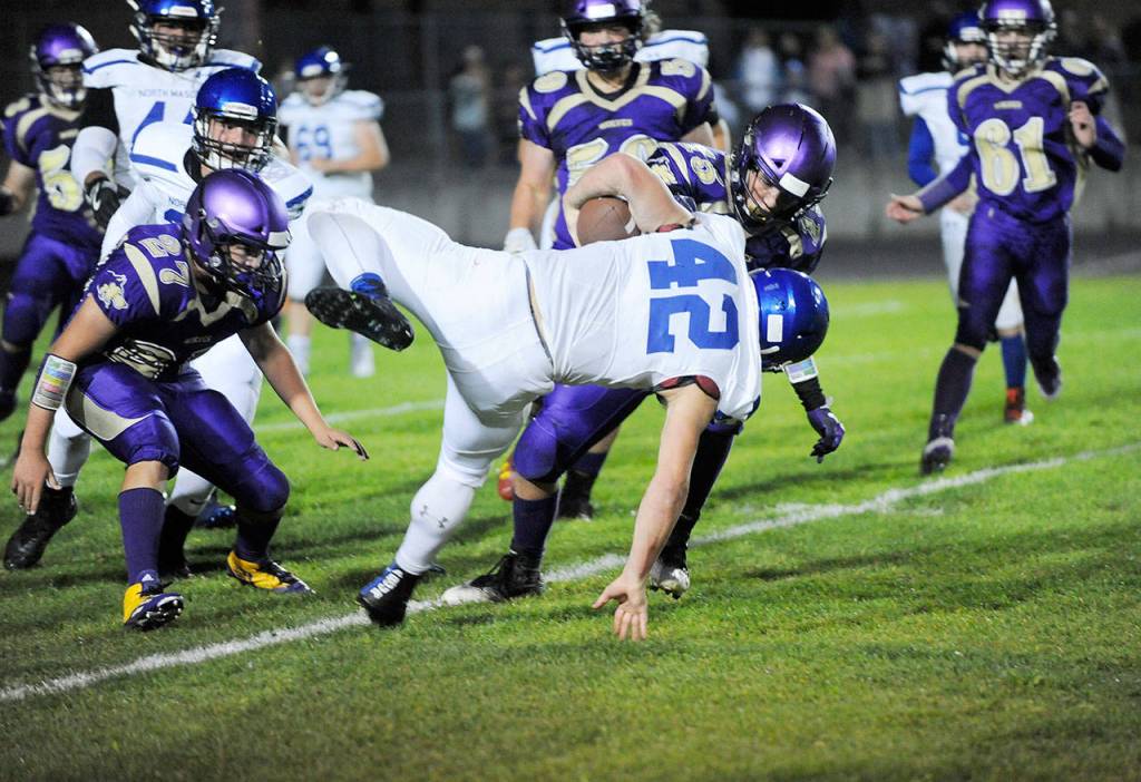 Football: Wolves bear down, shut out Bulldogs