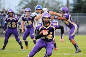 Football: Wolves bear down, shut out Bulldogs