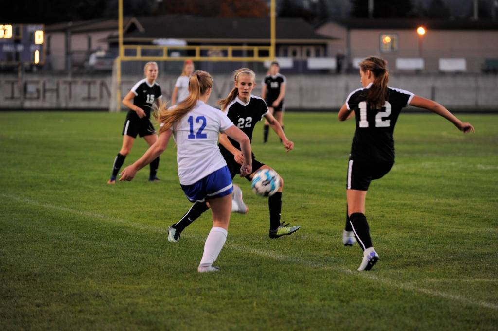 Girls soccer: Bucs deny Wolves their first league win