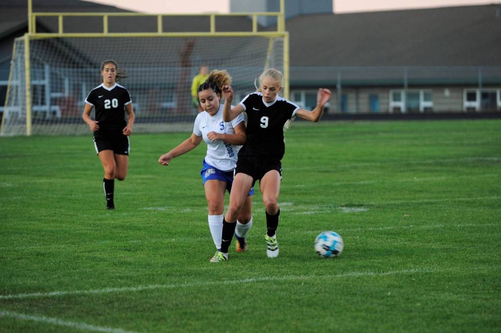 Girls soccer: Bucs deny Wolves their first league win