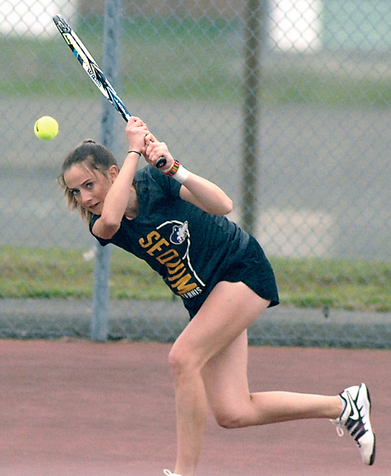 Girls tennis: Wolves roll through league matches, stay unbeaten