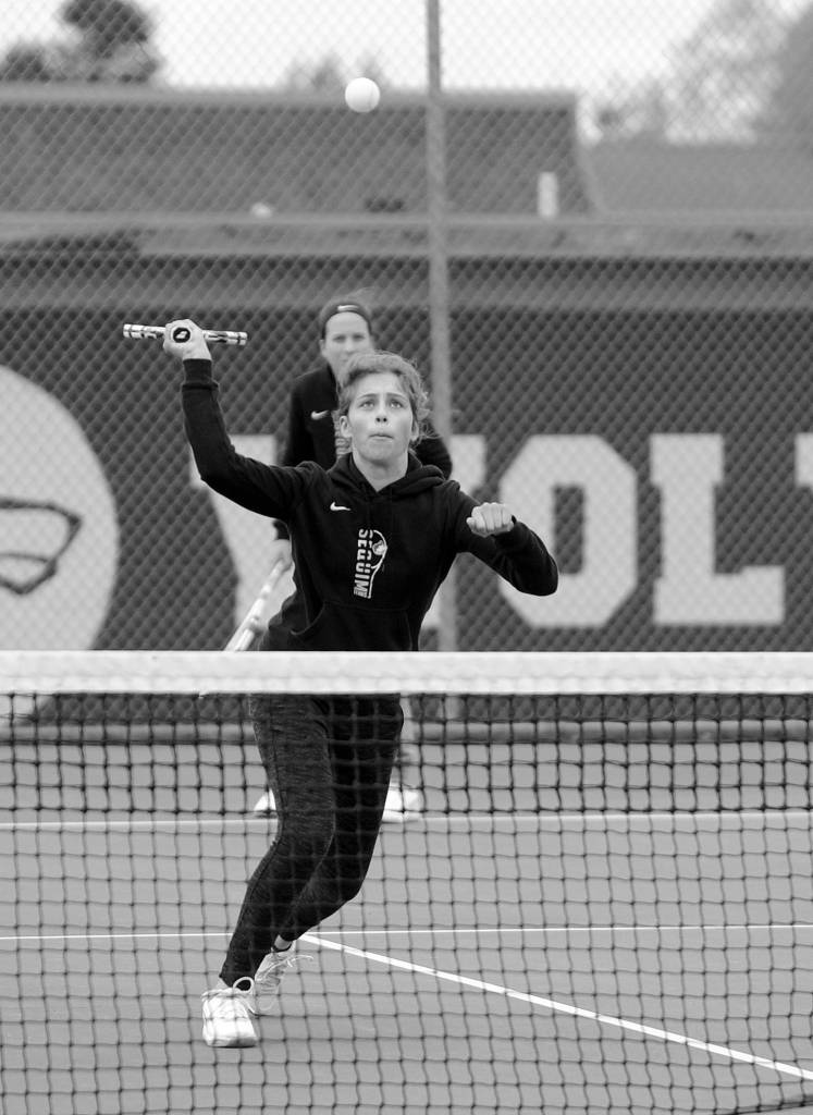 Girls tennis: Wolves clinch league title with wins