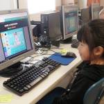 Kindergartener Miao Li from Vanessa Rayburns class practiced driving the computer mouse by decorating a snowman. Photo by Patsene Dashiell