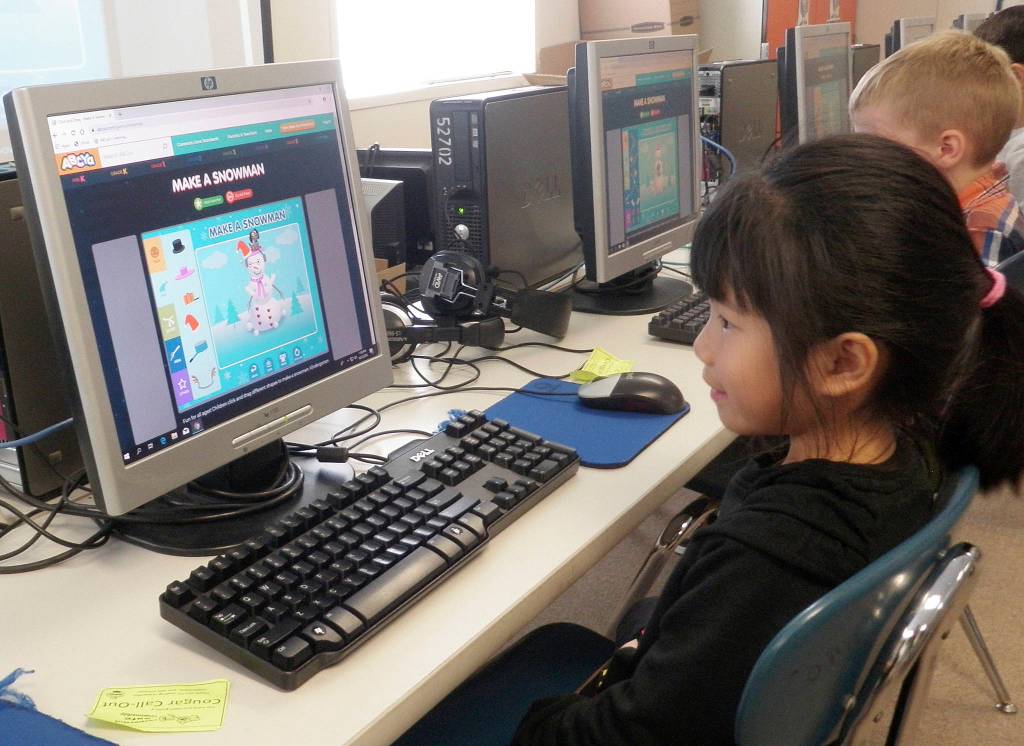Kindergartener Miao Li from Vanessa Rayburns class practiced driving the computer mouse by decorating a snowman. Photo by Patsene Dashiell