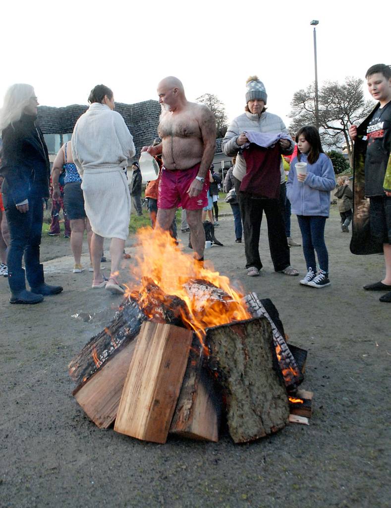 A fire on the waits to warm up chilly polar bear plunge participants Jan. 1 in Port Angeles. Photo by Keith Thorpe/Olympic Peninsula News Group