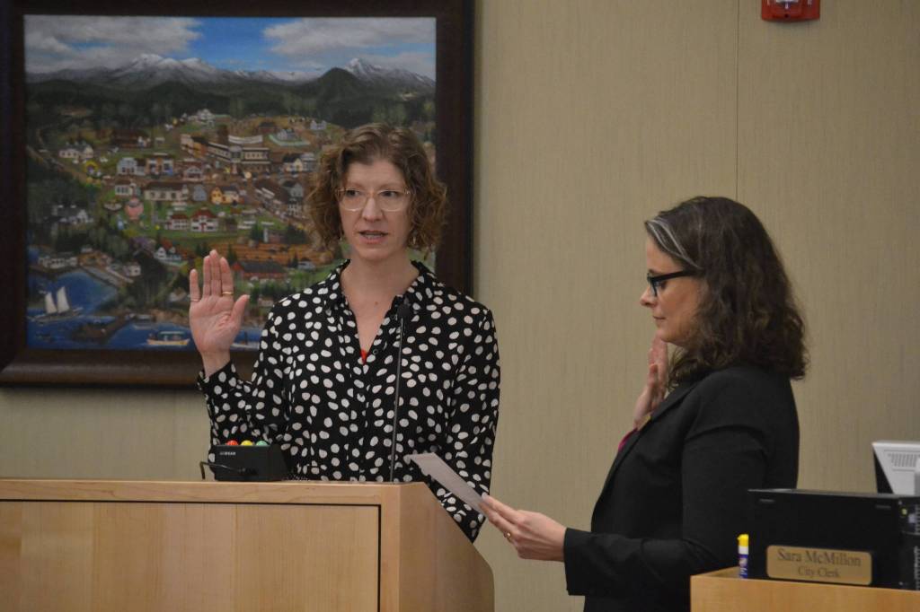 Jennifer States is sworn into office on Jan. 13 by Sequim City Clerk Sara McMillon. Sequim Gazette photo by Matthew Nash