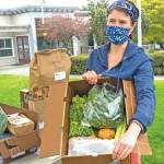 Amanda Milholland, Jefferson County Farmers Market Director, meets with attendees at Port Townsends modified market in late April. Photo courtesy of Emma Jane Garcia/Sequim Farmers & Artisans Market
