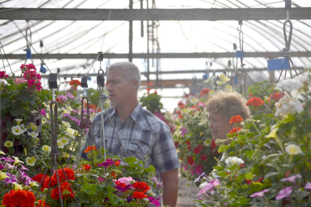 SHS students, staff finish flower baskets despite school closure