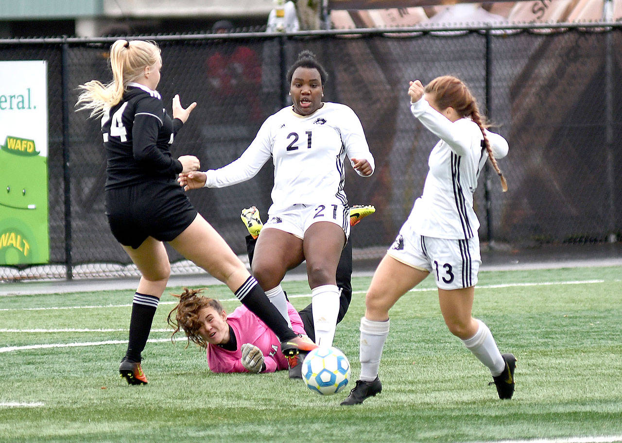 Peninsulas Tonnylia Dunbar (21) and Grace Hipke (13) battle for possession along with Pirate goalkeeper Andrea Kenagy and Highlines Taylor Mitchell in the 2019 NWAC championship. Photo courtesy of Peninsula College