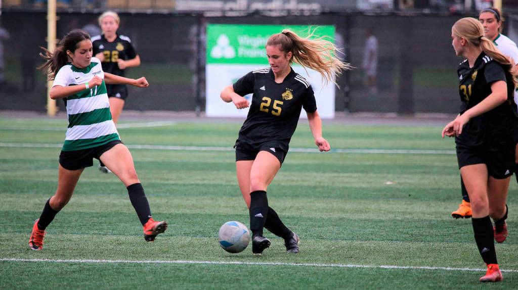 Peninsula midfielder Allysun Gerke (25) looks for a teammate in the Pirates 11-0 win over Chemeketa on Aug. 24. Photo by Rick Ross/Peninsula College