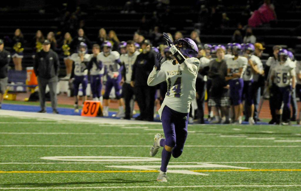 Sequim receiver Kobe Applegate locks in on a pass from Lars Wiker for a 19-yard score in the first half of Sequims 35-29 loss at Bremerton on Sept. 30. Sequim Gazette photo by Michael Dashiell
