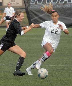 Peninsulas Miya Clarke, right, outpaces Skagit Valleys Ahsley Thomas during an Oct. 20 match in Port Angeles. Photo by Keith Thorpe/Olympic Peninsula News Group