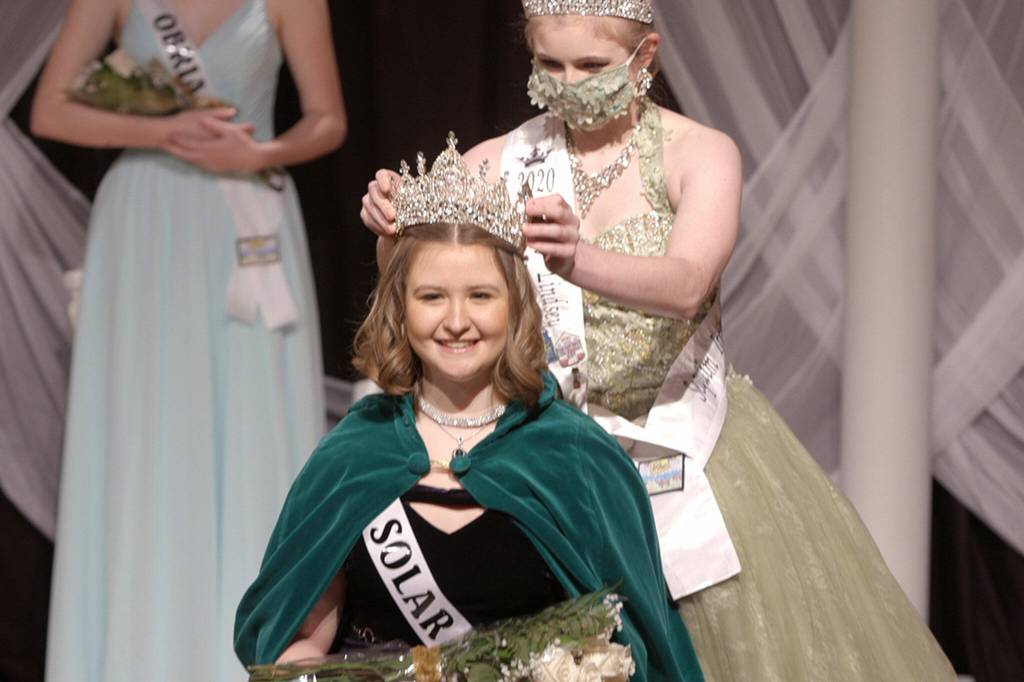 Photo courtesy of Silas Crews
Last years queen Lindsey Coffman crowns the newest Sequim Irrigation Festival queen Hannah Hampton in a virtual royalty pageant on Feb. 27.