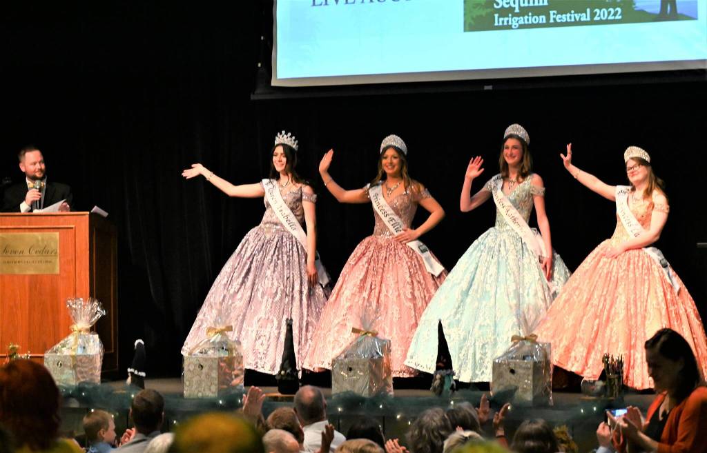 Emcee James Castell introduces the 2022 Irrigation Festival royalty court to the crowd at Saturdays Kickoff Dinner & Auction. Pictured with Castell, from left, are queen Isabella Williams and princesses Ellie Turner, Katherine Gould and Lauren Willis. Sequim Gazette photo by Michael Dashiell