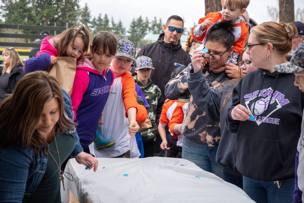 Jessica Simpson and people with hot dog tickets. Sequim Gazette photo by Emily Matthiessen
