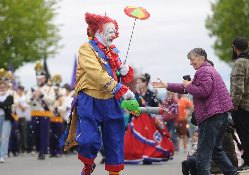 Michael Dashiell/Sequim Gazette
Ed Matuska, a clown with the Olympic Peninsula Shriners, delights the Sequim Irigation Festival Grand Parade crowd with bubbles and smiles Saturday afternoon.