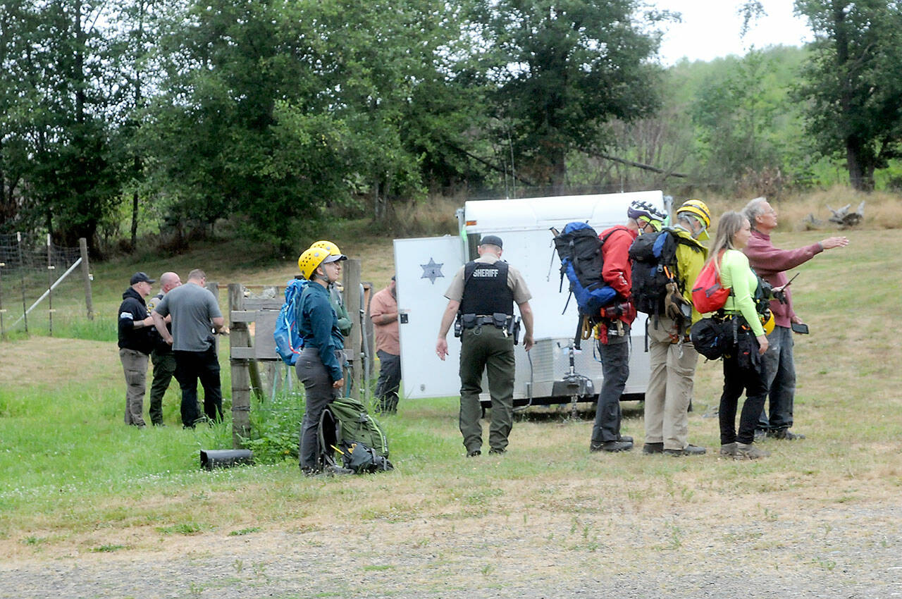 Keith Thorpe/Olympic Peninsula News Group
A Jefferson County Search and Rescue team waits at a Jefferson County Sheriffs Office command post plans are developed to access the site of a plane crash on Aug. 10, just southwest of Gardiner.