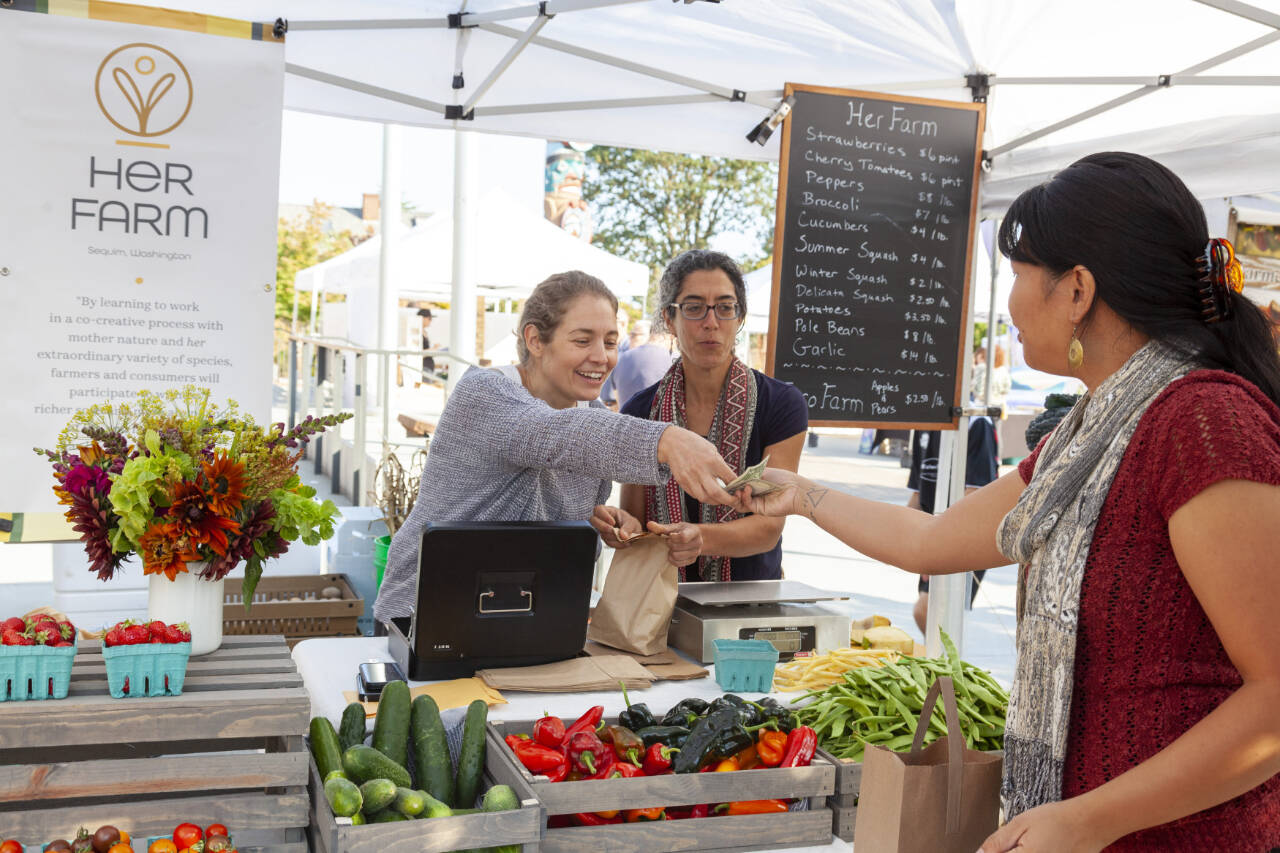 Photo by Amy Nash for Eat Local First Olympic Peninsula and NODC/WSU Clallam Extension
Staff with Her Farm greet visitors at the Sequim Farmers & Artisans Market.