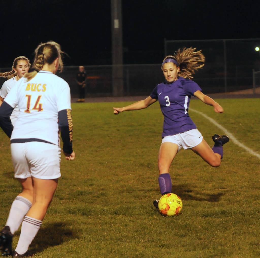 SEQUIM GAZETTE PHOTO BY Michael DashielL
Sequims Taryn Johnson, right, looks for an open teammate as the Wolves take on Kingston at home on Oct. 27. Sequim won the Olympic league match-up, 4-0.