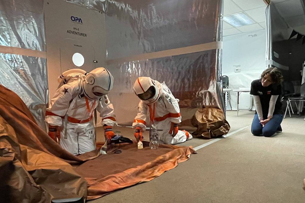 Sequim Gazette photo by Matthew Nash/ Third grade geologists Atreus Parker and Zische Sylvester uncover rock specimens during an interactive lesson on Mars in Michele Canepas class.