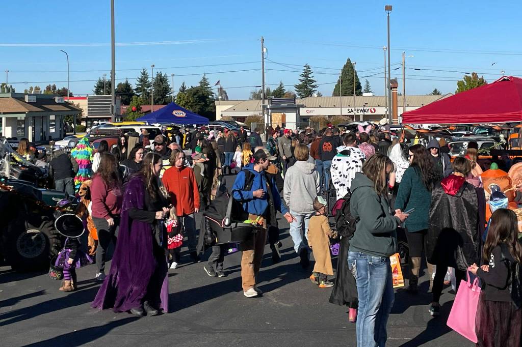 Sequim Gazette photo by Matthew Nash/ People fill the rows for the Olympic Peninsula Rat Racers Trunk-or-Treat on Oct. 28.