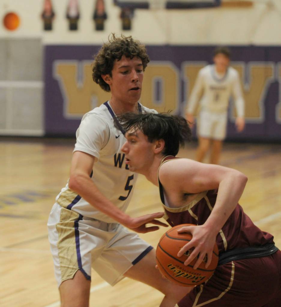 Sequims Garrett Little, left, pressures Kingstons Dewuan Swan in the fourth quarter of a 63-50 SHS win over the Buccaneers on Jan. 26.