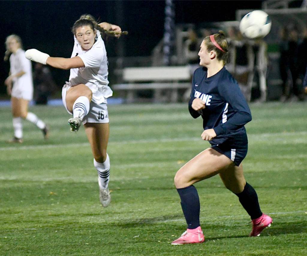 Photo by Jay Cline/Peninsula College
Shawna Larson (16), playing with a broken hand, gets off a shot in the NWAC semifinals in 2023.