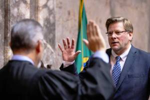 Photos courtesy Legislative Support Services
Washington state Sen. Mike Chapman, D-Port Angeles, is sworn into office Dec. 6 by Chief Justice Steven Gonzalez of the Washington Supreme Court.
