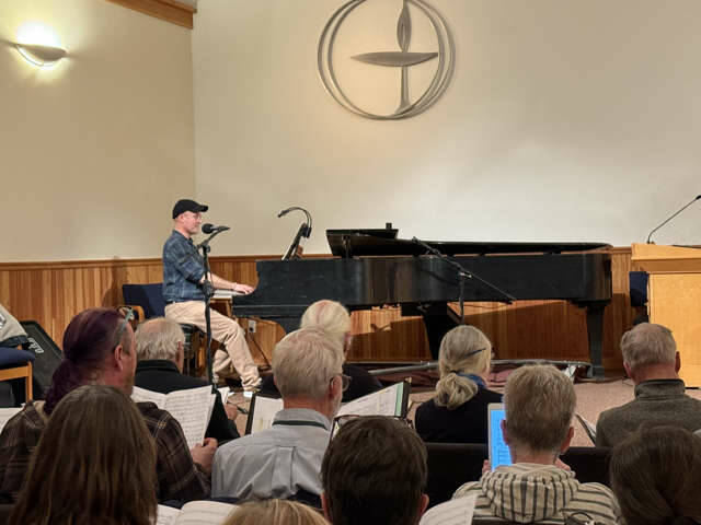 Photo by Lynn Nowak
Shawn Kirchner plays piano for an attentive audience.