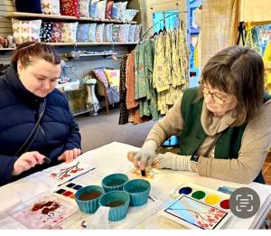 Photo courtesy of Renne Emiko Brock
Artist Kathy Nichols gives a demonstration.