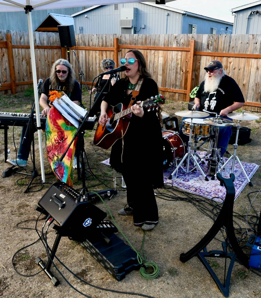 Sequim Gazette photo by Jacques Star/
The band Bread and Gravy performed at the Sequim Food Banks fundraising event. Jess Doenges is on keyboard, left, while Stephanie Doenges sings and plays the guitar.