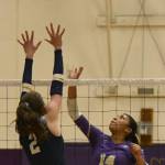 Sequim Gazette photo by Jacques Star
Sequims Kassi Montero looks for a point against powerhouse Bainbridge.
