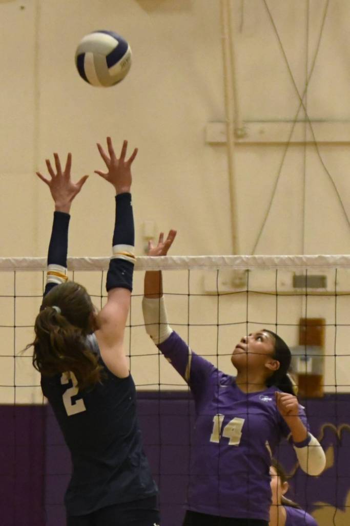 Sequim Gazette photo by Jacques Star
Sequims Kassi Montero looks for a point against powerhouse Bainbridge.