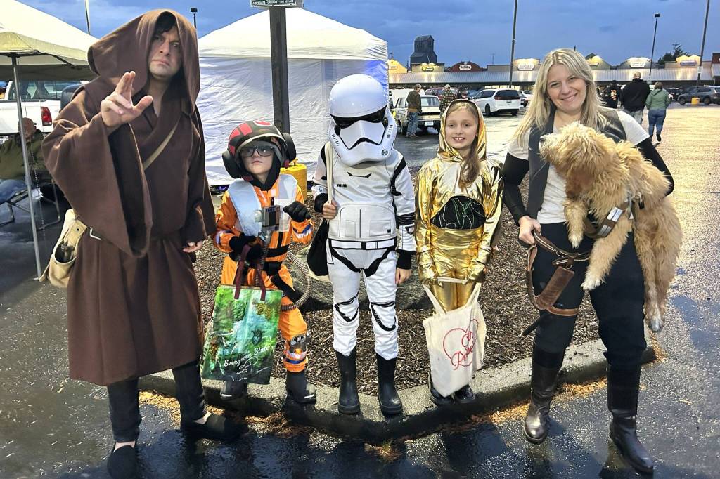 Sequim Gazette photo by Matthew Nash
Star Wars family, from left, Colby Thomas, Judah Thomas, Beckett Thomas, Hazel Thomas and Courtney Thomas participate in the Olympic Peninsula Rat Racers Trunk-or-Treat. Mom Courtney said it was her childrens idea to go as characters from the popular franchise.