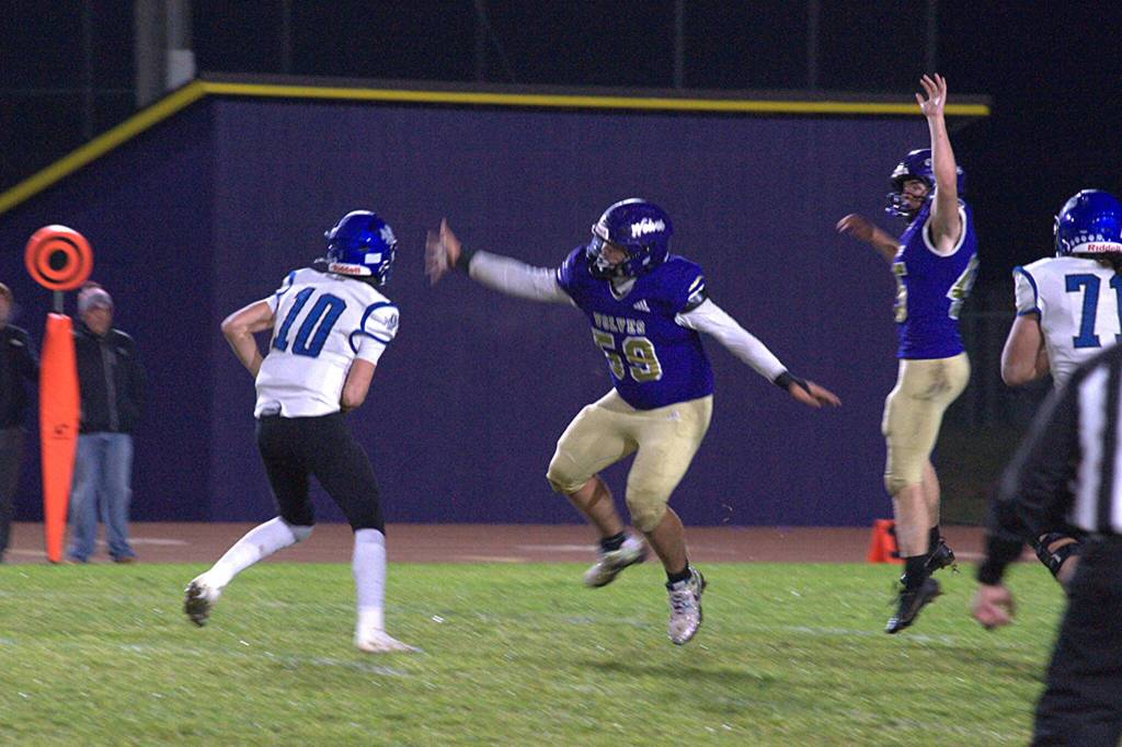 Sequim Gazette photo by Matthew Nash/
Sequims Duran Ward (59) makes a move to help trap North Mason quarterback Danner Jones that led to a tackle.