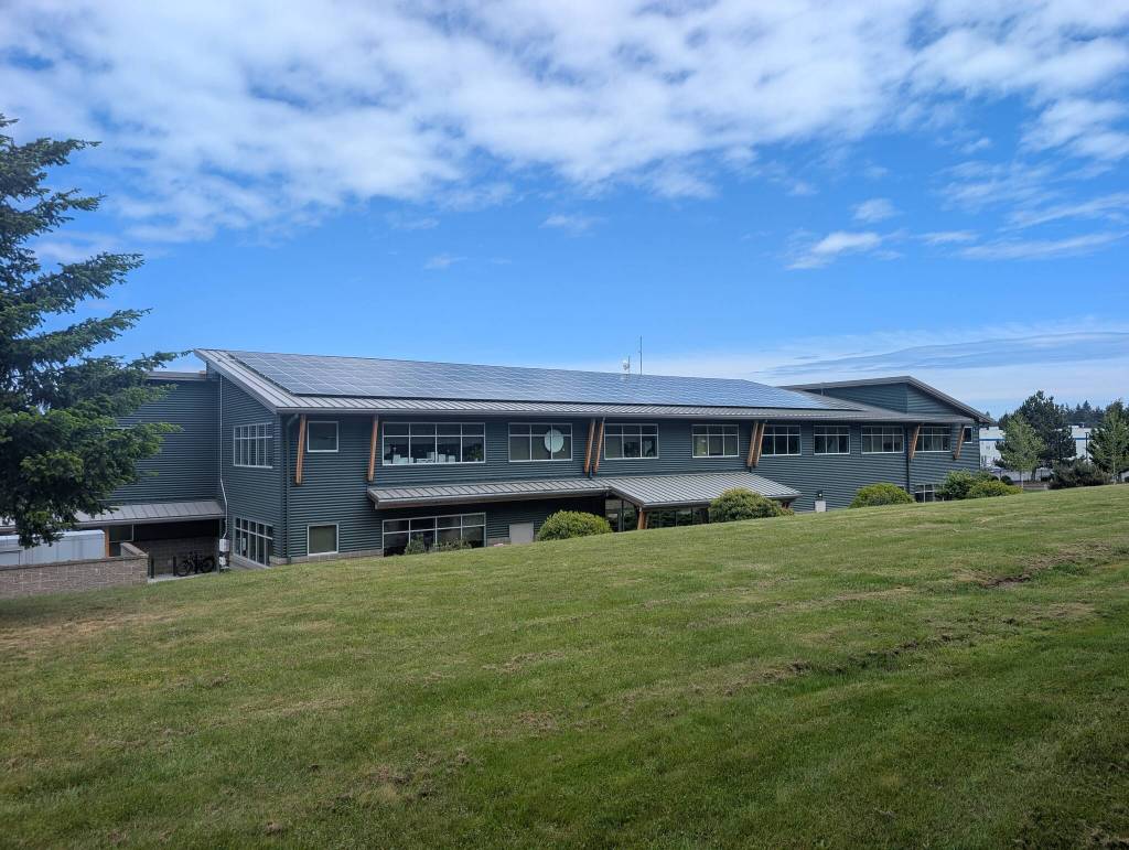 Photo courtesy Clallam County PUD 
The Clallam County Public Utility District headquarters solar project.
